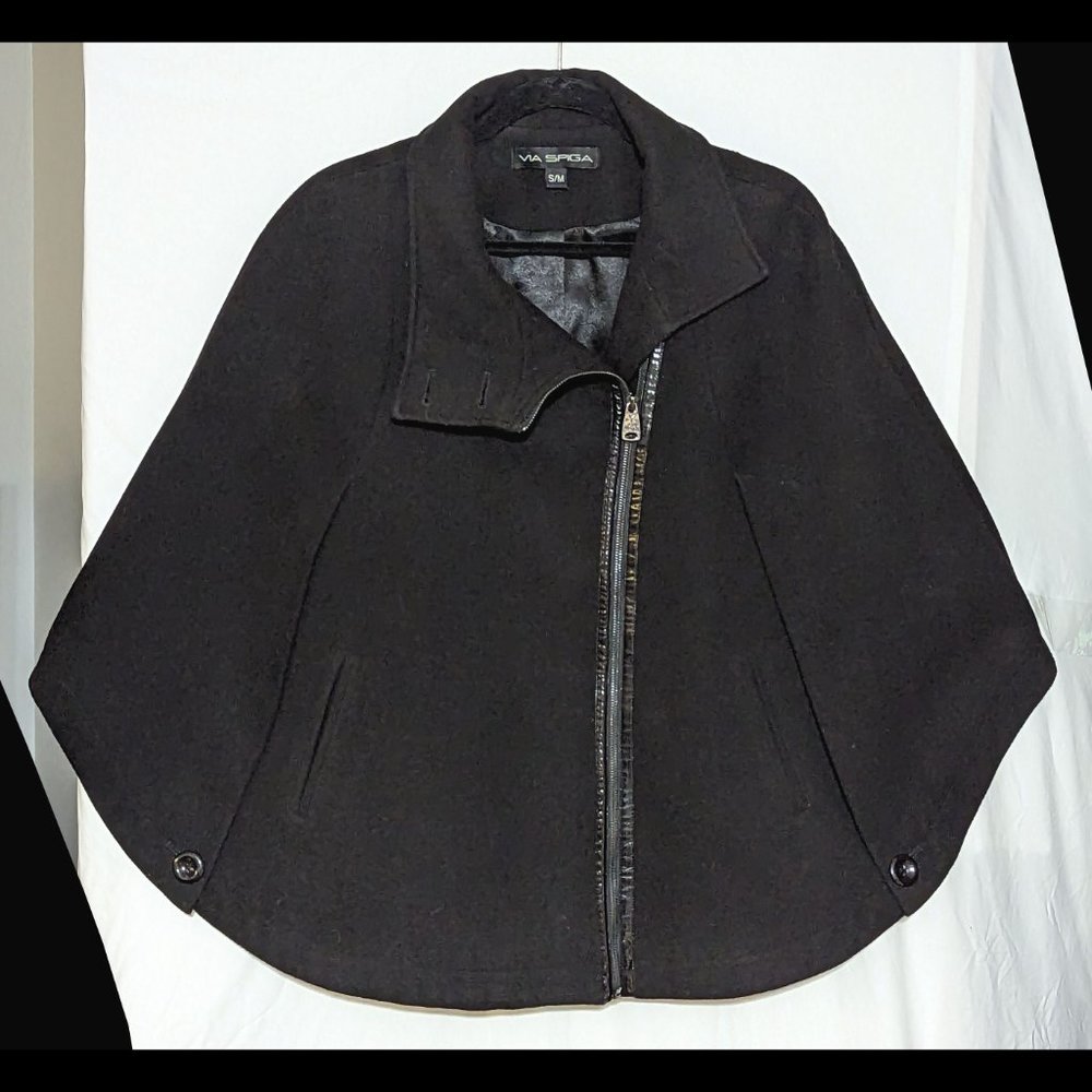 Superb & Elegant VIA SPIGA Size S/M Black Lined Cape w/ Shiny Pleather Trim - Picture 2 of 5